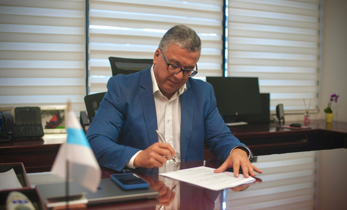 Dr. Carlos Araya Leandro firmando el comunicado Fuente: UCR