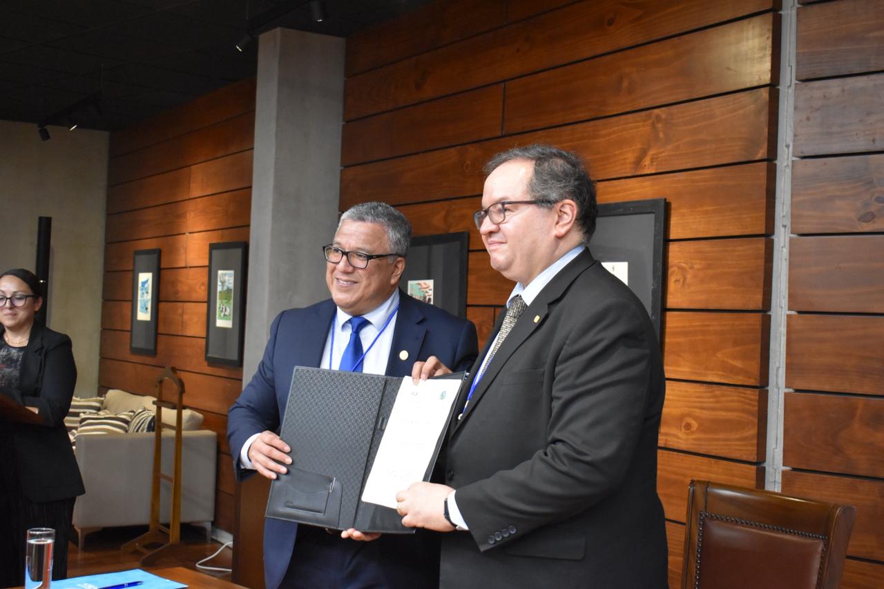 El rector de la UCR, Dr. Carlos Araya Leandro, y su homólogo de la UNAM, Dr. Leonardo Lomelí Vanegas luego de la firma Fuente: UCR