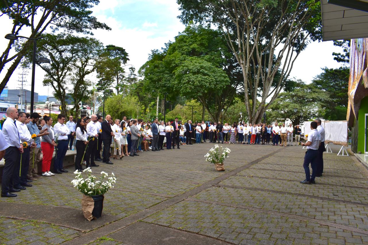 Decenas de miembros de la comunidad universitaria participaron de la jornada de reflexión Fuente: Óscar Rojas