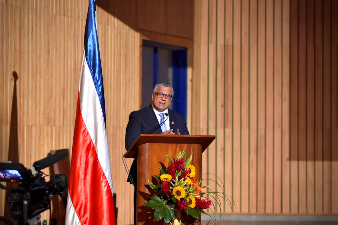 El doctor Carlos Araya Leandro durante su presentación del informe de labores anual Fuente: UCR
