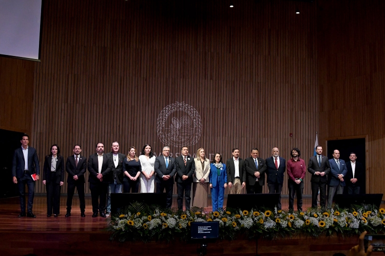 Candidatos presidenciales y autoridades universitarias posan después del debate organizado por la Universidad de Costa Rica Fuente: UCR