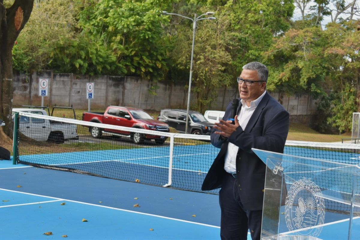 El Dr. Carlos Araya Leandro, rector de la UCR, participó de la inauguración de las canchas de pickleball Fuente: Óscar Rojas