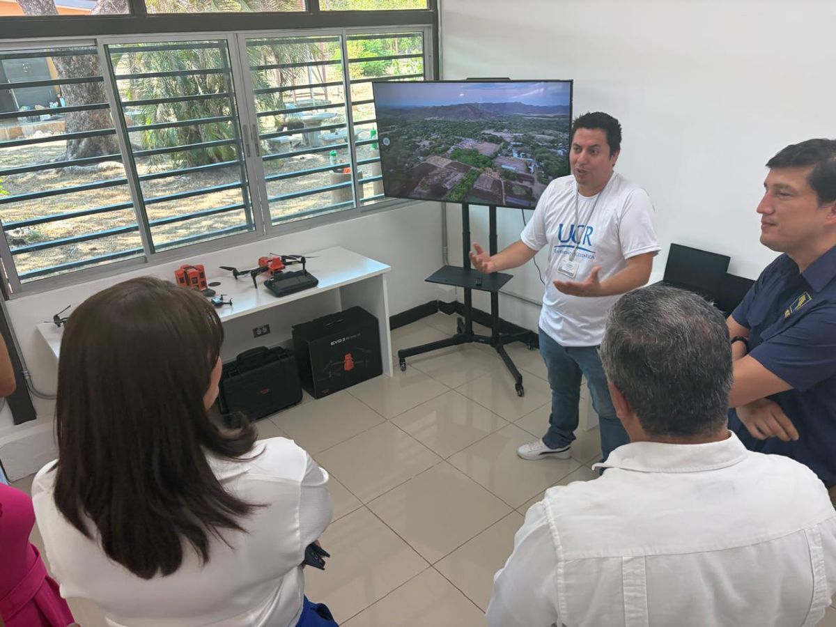 Un estudiante de la UCR explica a las autoridades universitarias los alcances del nuevo laboratorio Fuente: UCR