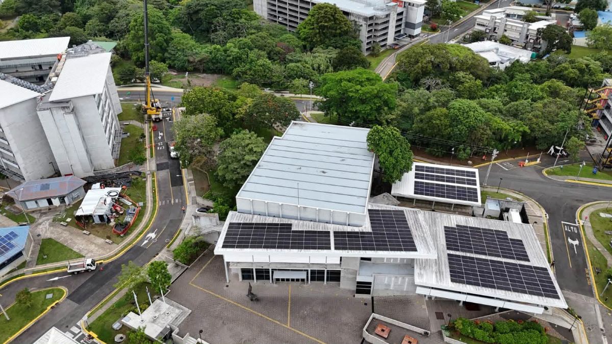 Colocación de paneles solares en instalaciones de la Universidad de Costa Rica Fuente: UCR